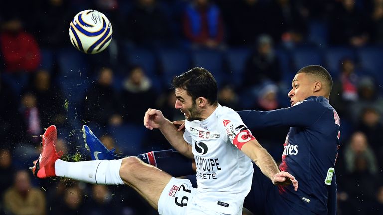 Paris Saint-Germain um Superstar Kylian Mbappe (r.) scheitert überraschend im Ligapokal.