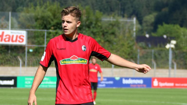 Patrick Kammerbauer macht einen Schritt zurück in die 2. Bundesliga und wechselt vom SC Freiburg zu Holstein Kiel.
