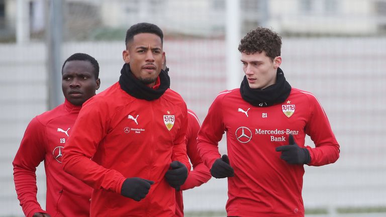 Nach langer Verletzungspause kann der VfB Stuttgart wieder auf Benjamin Pavard setzen. Auf Dennis Aogo muss der VfB hingegen verzichten.