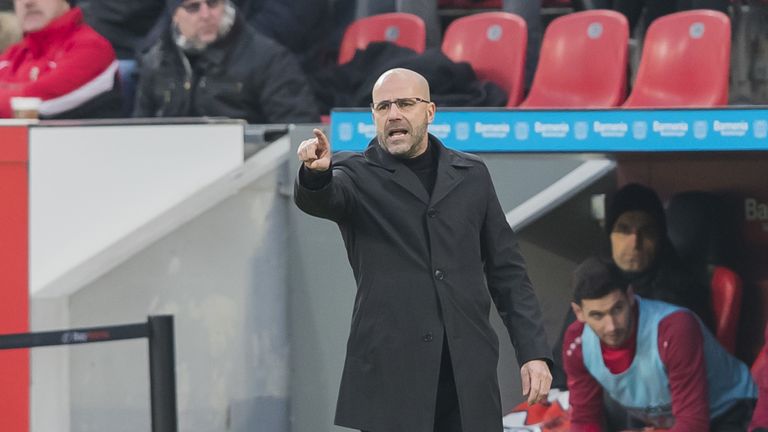 Trotz missglückter Premiere ist Peter Bosz optimistisch für die kommenden Spiele.