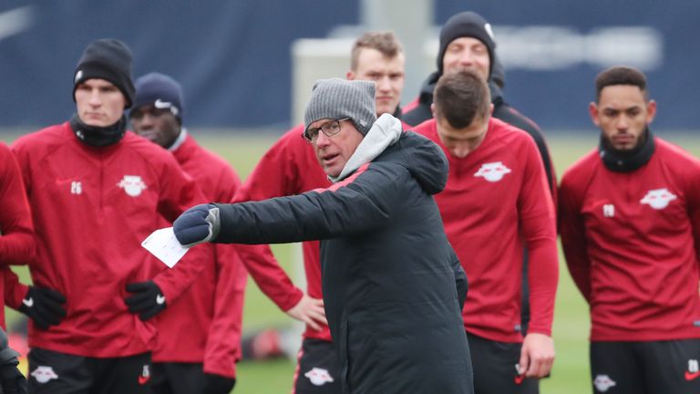 RB Leipzig: Die Roten Bullen um Trainer Ralf Ranknick bibbern bei 1 Grad Celsius in Leipzig. 