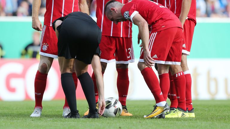 Im August 2017 leistet sich Ribery einen kleinen Streich.  Der Franzose öffnet im DFB-Pokalspiel gegen Chemnitz die Schnürsenkel von Schiedsrichterin Bibiana Steinhaus. Diese nimmt es bei ihrer Bayern-Premiere mit Humor.