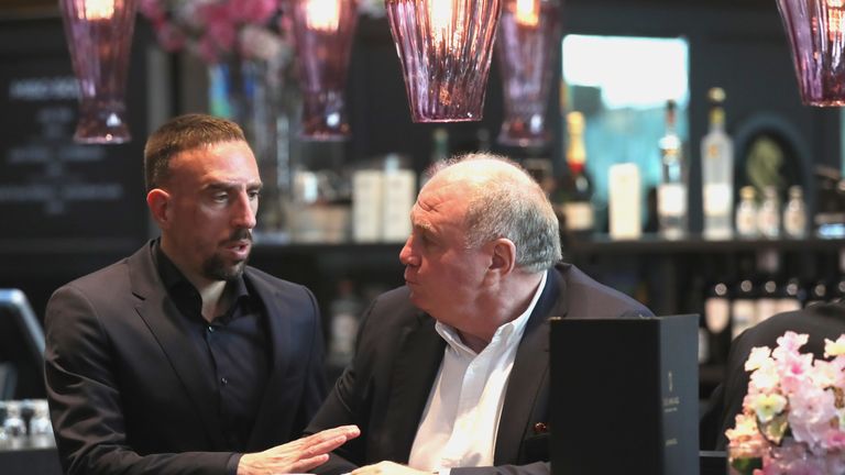 Wie wird Bayern-Präsident Uli Hoeneß (r.) mit dem vulgären Rundumschlag von Franck Ribery (l.) umgehen?