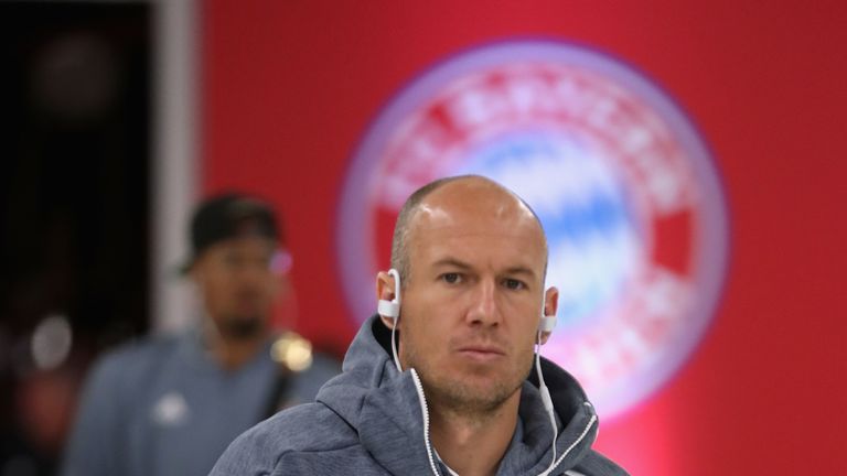 PLATZ 2: Arjen Robben - 126 Bundesligaspiele: Die Flügelflitzer des FC Bayern spaltet seit Jahren die Fan-Gemüter - zahlreiche Fans bewundern den Niederländer für seine Dynamik, aber viele Anhänger warfen dem Fußball-Oldie auch Fallsucht vor.