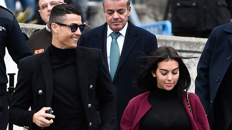 Cristiano Ronaldo und seine Freundin können sich über das Urteil des Gerichts freuen.