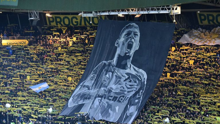 Die Fans des FC Nantes präsentieren ein riesiges Banner von Emiliano Sala.