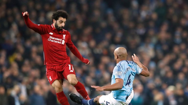 Für den Aufreger der Partie zwischen Manchester City und dem FC Liverpool sorgt Vincent Kompany. Der City-Kapitän steigt gegen Mo Salah mit gestrecktem Bein ein...