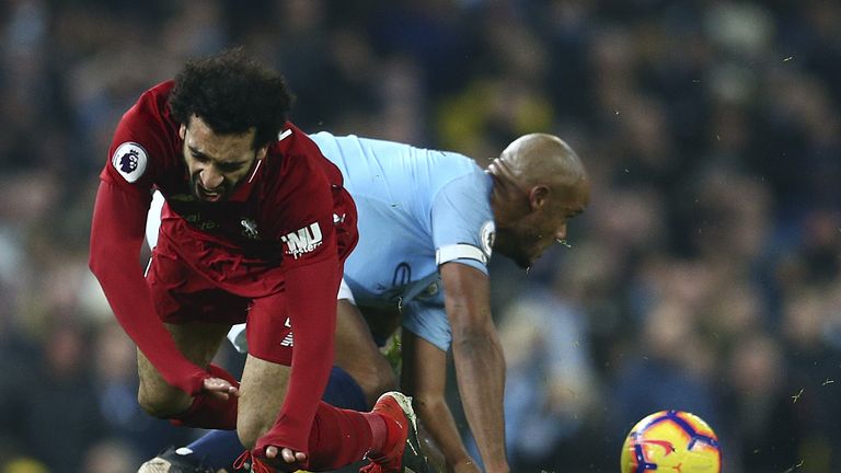... und geht nach dem rüden Einsteigen zu Boden. Die üble Szene spielte sich beim Stand von 0:0 nach einer knappen halben Stunde ab.