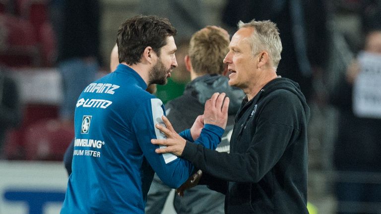 Die Testspiele zwischen der Mannschaft von Mainz-Trainer Sandro Schwarz (l.) und Freiburg-Coach Christian Streich (r.) gestalten sich ausgeglichen.