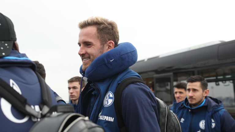 FC Schalke 04: Hurra! Der Bus der Schalker ist da! Ralf Fährmann & Co. treffen im spanischen Benidorm ein. Noch dick eingepackt, lässt sich vielleicht auch die Sonne in Spanien blicken. 