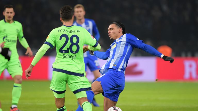 Alessandro Schöpf muss nach dem Foul von Karim Rekik (r.) lange pausieren.