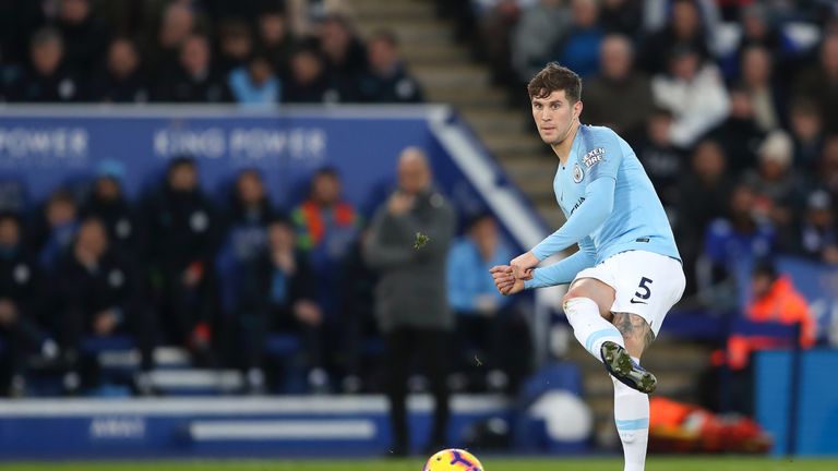 Stones: Der englische Nationalspieler spielt unauffällig, aber überzeugend. 64 Prozent der Zweikämpfe entscheidet er für sich. Bekam zuletzt aber immer wieder eine Pause verpasst. Zuletzt spielte Routinier Kompany. 