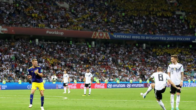 Der Siegertreffer: Toni Kroos erzielt gegen Schweden kurz vor Schluss das Tor zum 2:1-Endstand für das DFB-Team.
