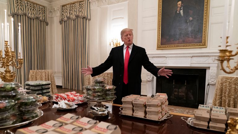 US-Präsident Trump empfängt Football-Team mit Fast Food