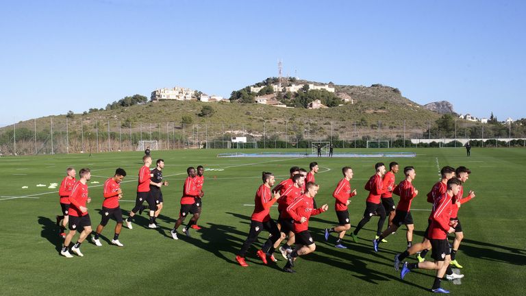 VfB Stuttgart: Coach Markus Weinzierl macht den abstiegsbedrohten Schwaben im spanischen La Manga Beine, um im Kampf um den Klassenerhalt alles rauszuhauen. 