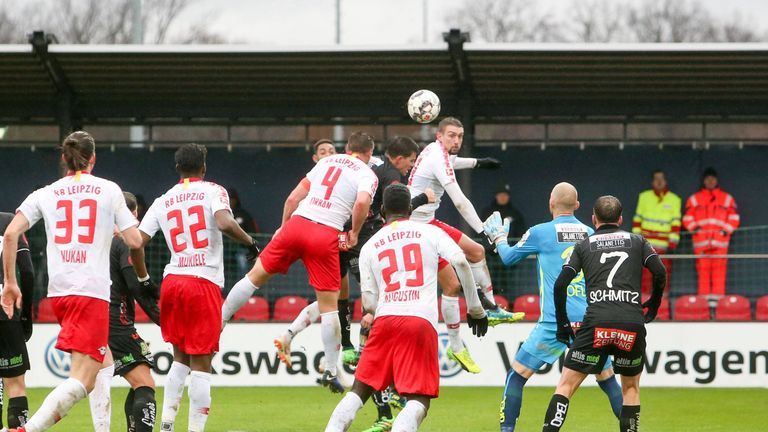 Willi Orban (Nummer 4) köpft RB zum Sieg.