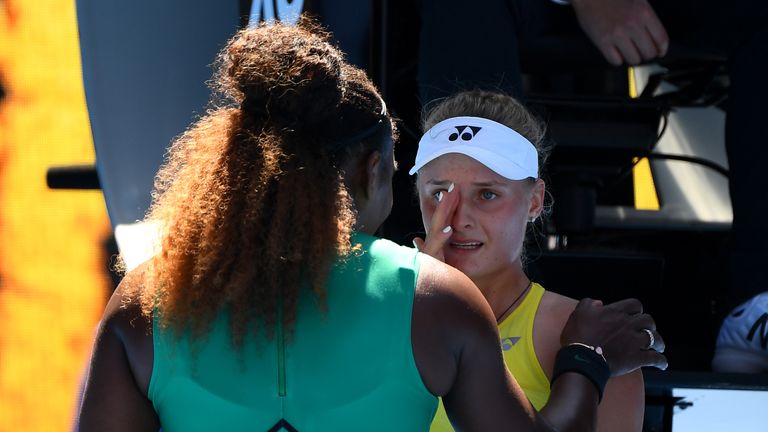 Serena Williams tröstet Gegnerin Dajana Jastremska nach dem Sieg bei den Australian Open.