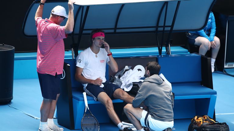 Alexander Zverev knickt bei einem Testspiel vor den Australian Open um.