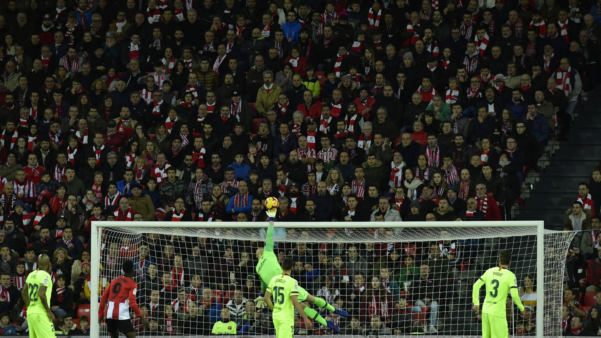 Ноер мануэль пенальти. Гет сейв. Рамсдейл вратарь арсенал. Гет сейв. Ван дер сар сейвы.