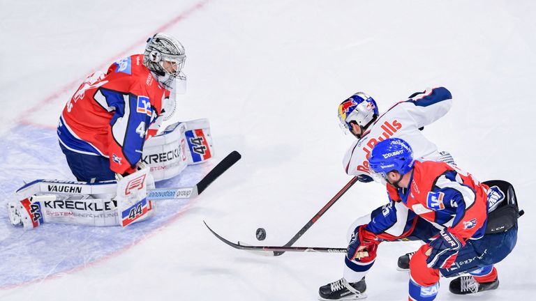 Patrick Hager und seine Münchner gewinnen beim Spitzenreiter Adler Mannheim.