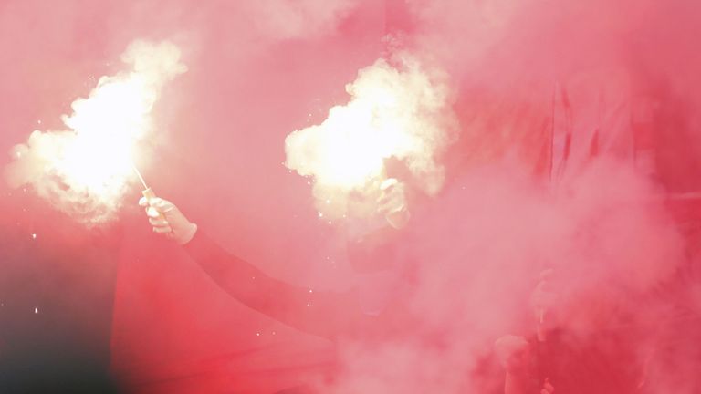 Fans von Ajax Amsterdam haben vor dem Teamhotel von Real Madrid ein Feuerwerk abgebrannt