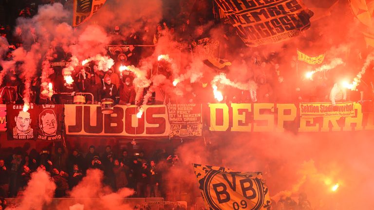 Die Anhänger des BVB zündeten in Düsseldorf 36 Bengalische Feuer.