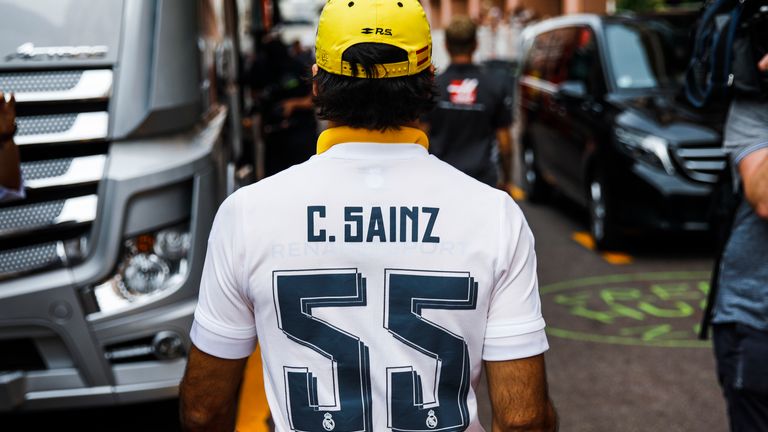 #55 - Carlos Sainz jr.: Wie der Madrilene auf seine Startnummer kommt, ist schnell erklärt und mit einem Blick auf das Trikot kaum zu übersehen. Carlo55ainz spielt gerne mit der Darstellung seines Namens.