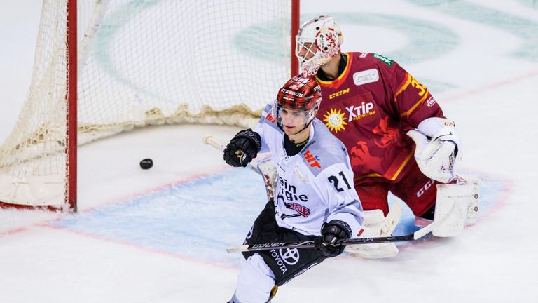 Die Kölner Haie besiegen den Erzrivalen Düsseldorfer EG.