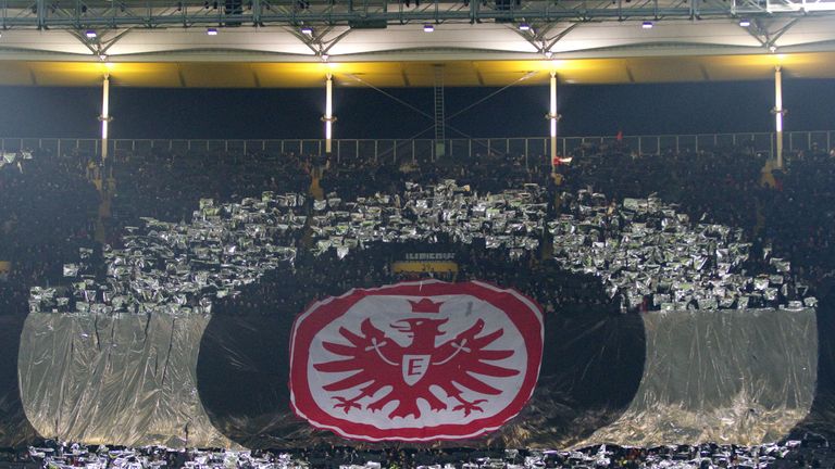 Im letzten Gruppenspiel empfing Frankfurt APOEL Nikosia. Diesmal prangte das Logo der Eintracht in der Fankurve. Die SGE gewann mit 2:0 und sicherte sich das Weiterkommen in die nächste Runde.