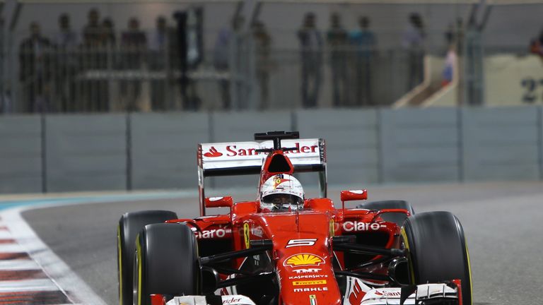 2015: Der Ferrari SF15-T ist der erste rote Flitzer in dem Sebastian Vettel saß. Der von Designer James Allison entworfene Rennwagen wurde von einem 1,6-Liter-V6-Motor mit einem Turbolader angetrieben. Vettel fuhr darin zu drei Grand-Prix-Siegen.