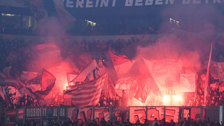 Fans von Fortuna Düsseldorf brennen Pyrotechnik ab.