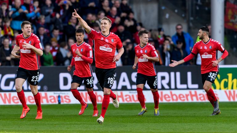 Nils Petersen trifft gegen Augsburg doppelt.