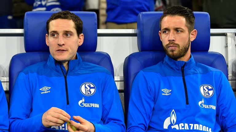 Sebastian Rudy muss im Spiel gegen den VfB Stuttgart auf der Bank Platz nehmen. 