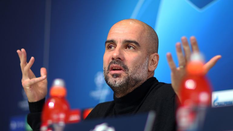 Pep Guardiola spricht auf der Pressekonferenz.