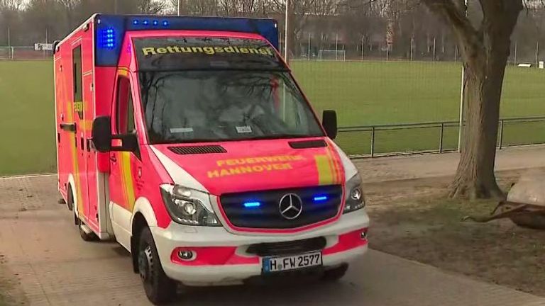 Matthias Ostrzolek wird im Krankenwagen abtransportiert.