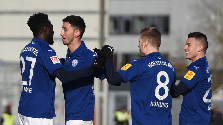 Holstein Kiel feiert einen 2:0-Heimsieg gegen den SSV Jahn Regensburg.