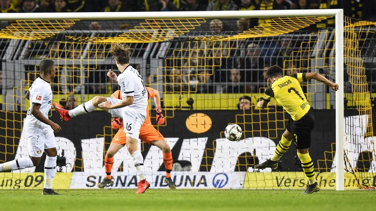 BVB-Shootingstar Jadon Sancho erzielt mit einem satten Schuss das 2:1 für Borussia Dortmund.