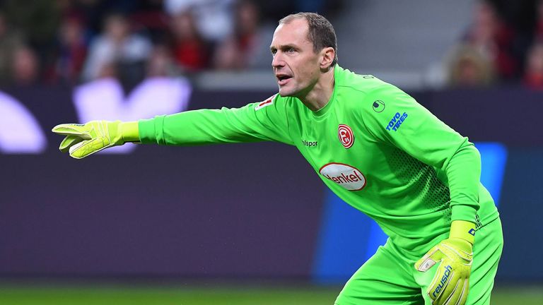 Fortuna-Keeper Jaroslav Drobny zog sich gegen den 1. FC Nürnberg einen Mittelhandbruch zu.