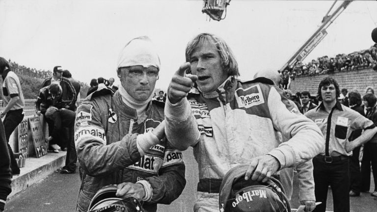 Niki Lauda (l.) und sein großer Rivale James Hunt