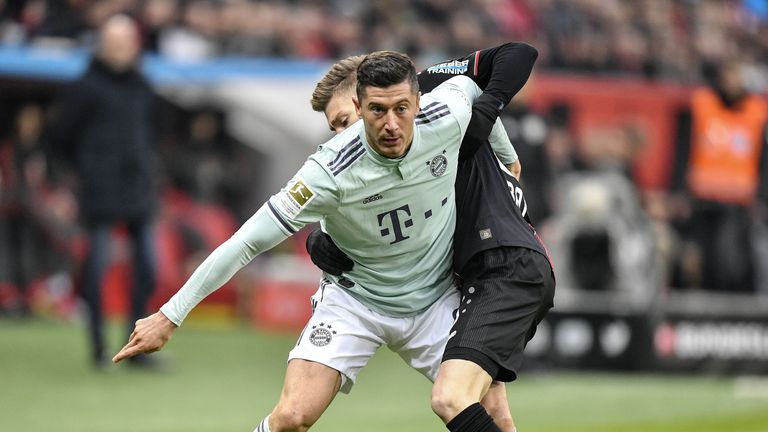 ROBERT LEWANDOWSKI: Der Pole agierte glücklos und hatte großes Pech, dass sein vermeintlicher Treffer zum 2:0 wegen einer hauchzarten Abseitsentscheidung aberkannt wurde. Ansonsten war der Angreifer weitgehend abgemeldet. NOTE: 5