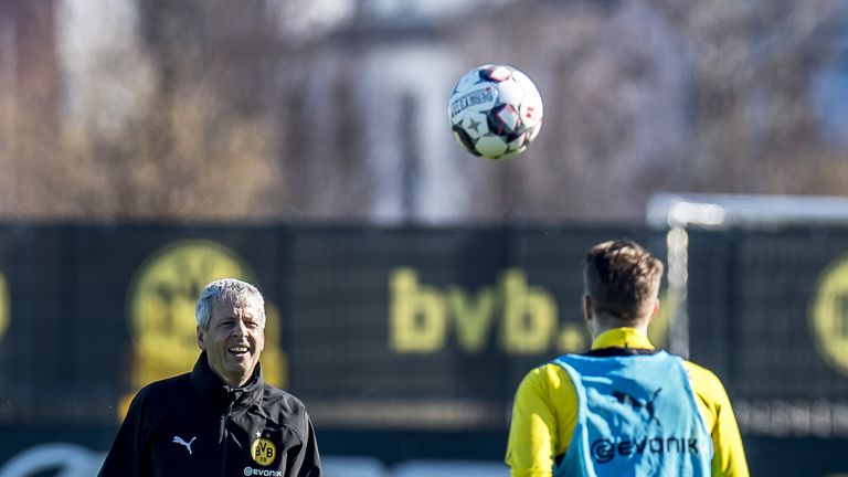 BVB-Trainer Lucien Favre (l.) kann gegen Augsburg wieder auf seinen Kapitän Marco Reus setzen.