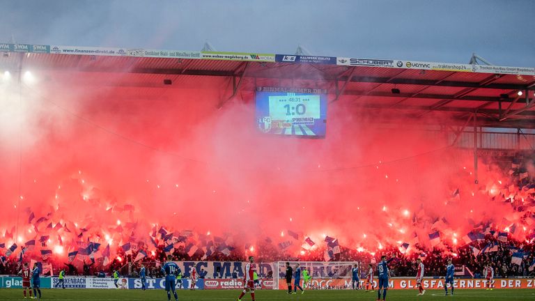 Die Fans des 1. FC Magdeburg sorgen gegen den 1. FC Union Berlin für eine Spielunterbrechung.