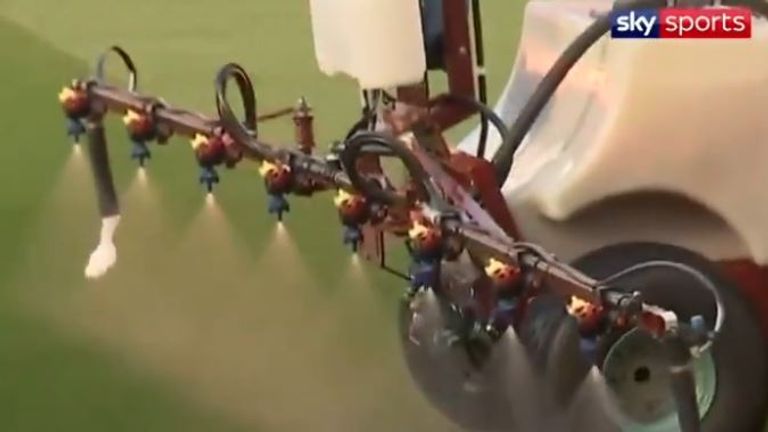 Manchester United präpariert den Rasen im Old Trafford mit Knoblauch (Quelle: Twitter/ @SkySportsPL).