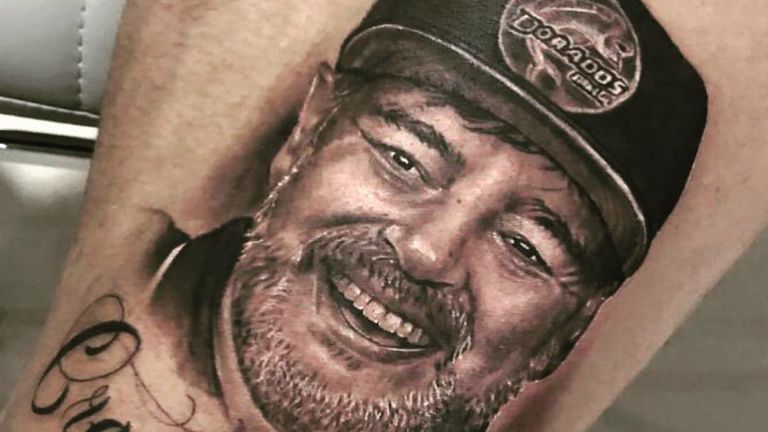 Gaspar Servio ließ sich das Gesicht von Diego Maradona auf den Oberschenkel tätowieren. (Quelle: Twitter@golazoargentino)