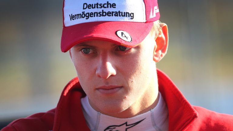 Mick Schumacher fährt bei seinem ersten Training der Formel 2 auf einen zwölften Platz.