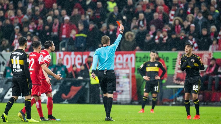 Nicolas Gonzalez sieht gegen Fortuna Düsseldorf die Rote Karte.