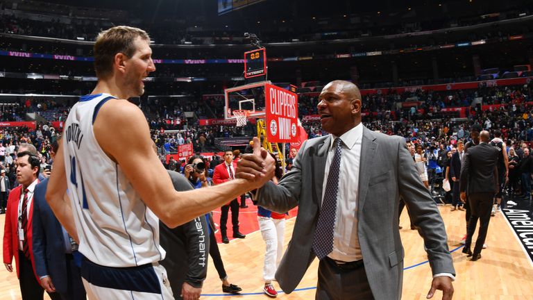 Dirk Nowitzki wird vom Trainer des Gegners Doc Rivers für seine grandiose Karriere geehrt.
