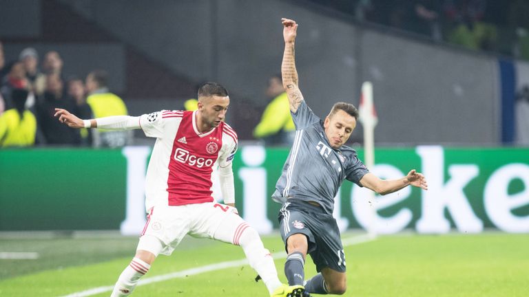 Rafinha (r.) wird den gesperrten Kimmich im Rückspiel gegen Liverpool aller Voraussicht nach ersetzen.