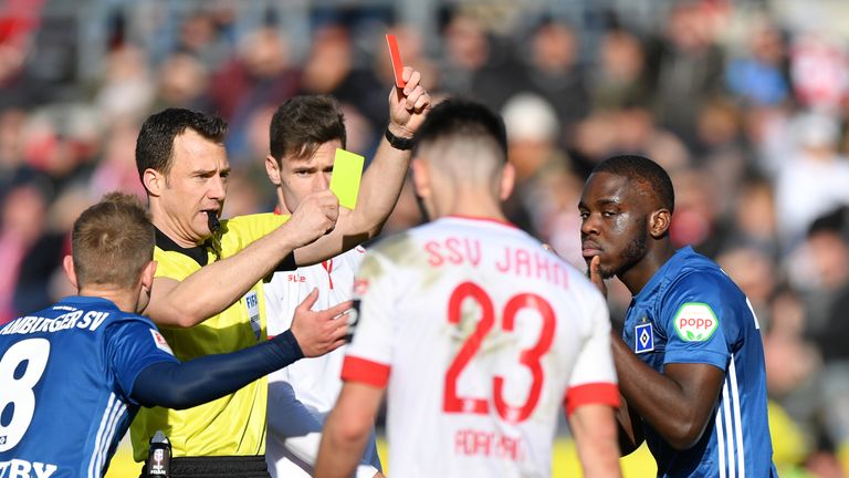 Hamburgs Mittelfeld-Spieler Mangala fliegt in der 69. Minute vom Platz. Danach dreht Regensburg mit zwei Toren das Spiel.