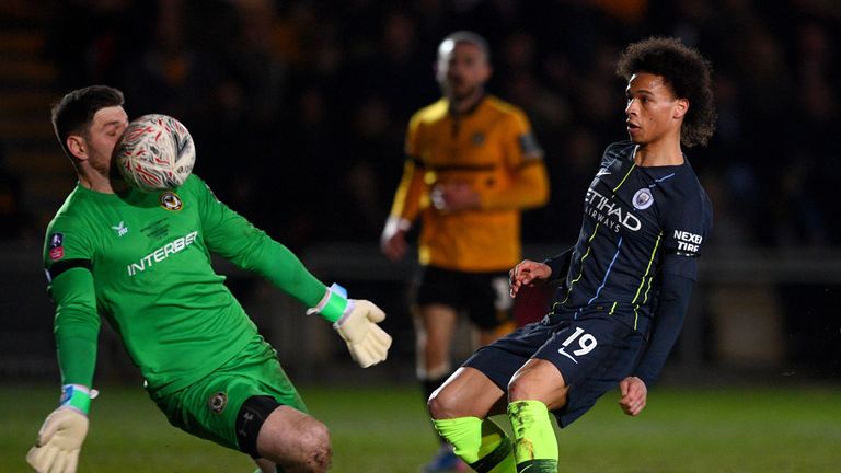 Leroy Sane (r.) bringt Manchester City gegen Newport in Führung.